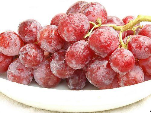 娱乐吃瓜酱吃葡萄,娱乐吃瓜酱带你品味葡萄的甜蜜与酸涩