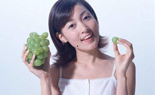 娱乐吃瓜酱吃葡萄,娱乐吃瓜酱带你品味葡萄的甜蜜与酸涩